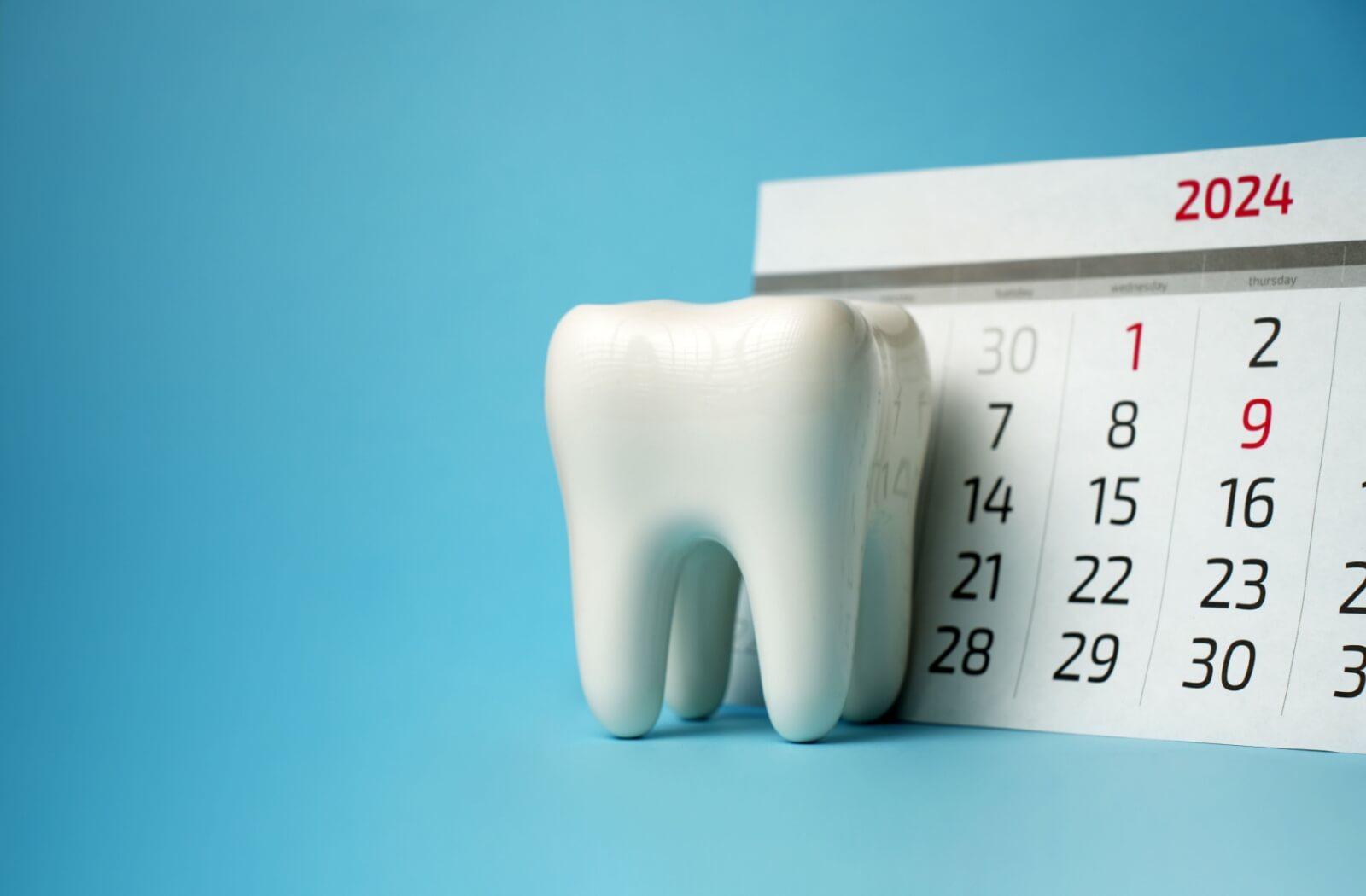 An illustration of a calendar and a tooth indicate how it can feel difficult to schedule a appointment with the dentist.